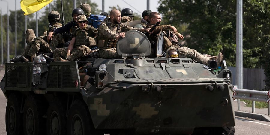 ARCHIV - Ukrainische Soldaten fahren auf einem gepanzerten Fahrzeug auf einer Strasse. Foto: Leo Correa/AP/dpa/Symbolbild