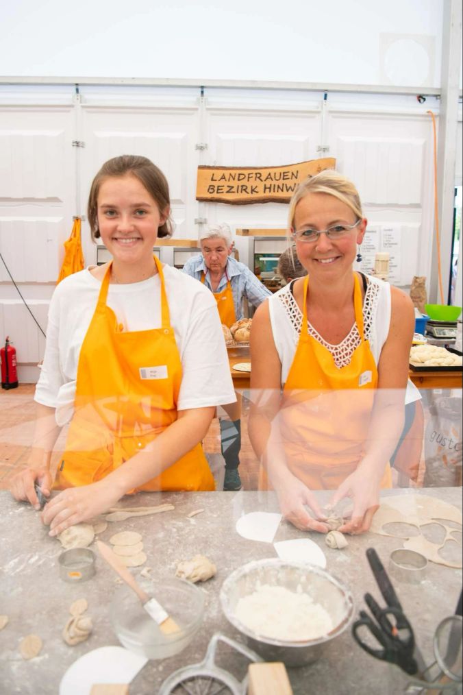 Anja Frei und Laura Frankland backen am Stand der Landfrauen Bezirk Hinwil feine Köstlichkeiten.