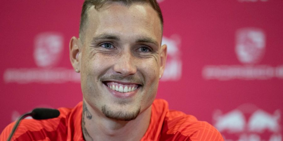 Leipzigs Neuzugang David Raum spricht auf einer Pressekonferenz.
