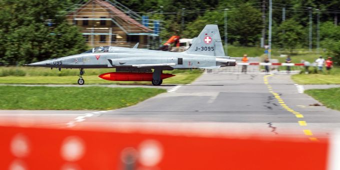 Ein landendes Kampfflugzeug Tiger auf dem Militärflugplatz Meiringen in Unterbach BE. BE Kampfflugzeug Meiringen