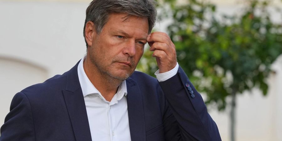 Robert Habeck im Garten von Schloss Meseberg: Der Bundeswirtschaftsminister will bei der Gasumlage nachbessern.