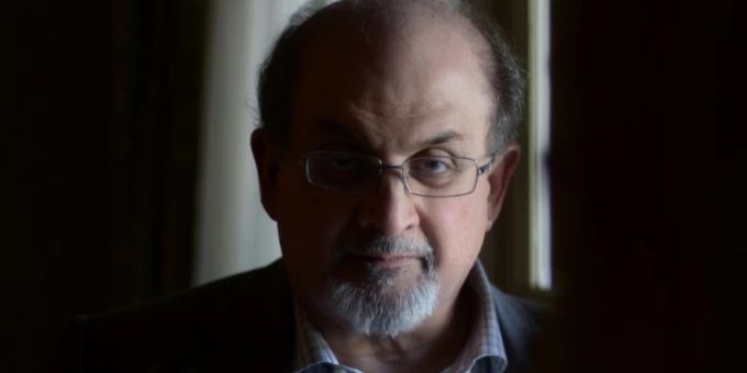 Salman Rushdie wurde mit einem Messer attackiert. Salman Rushdie