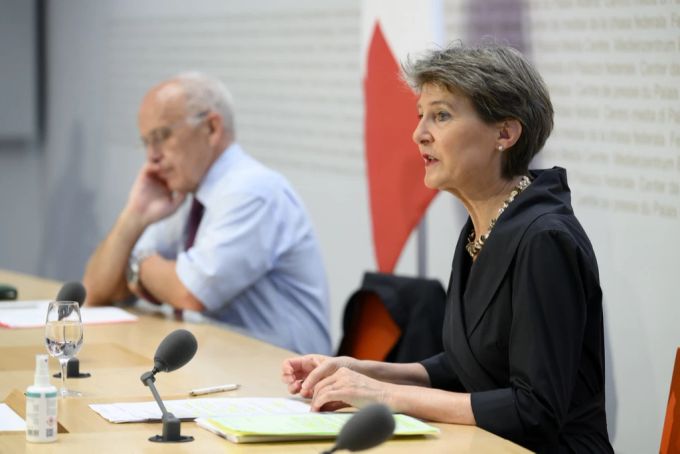 Energieministerin Simonetta Sommaruga mit Finanzminister Ueli Maurer an der Medienkonferenz zum Rettungsschirm für systemkritische Stromunternehmen, 18. Mai 2022. Rettungsschirm Maurer Sommaruga