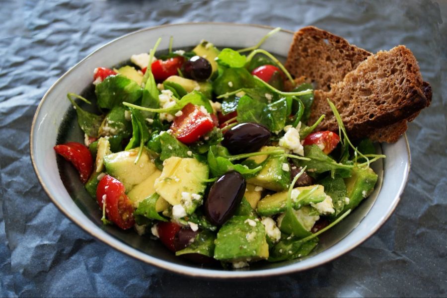 Salat Brot Avocado Rucola Tomate Olive Feta