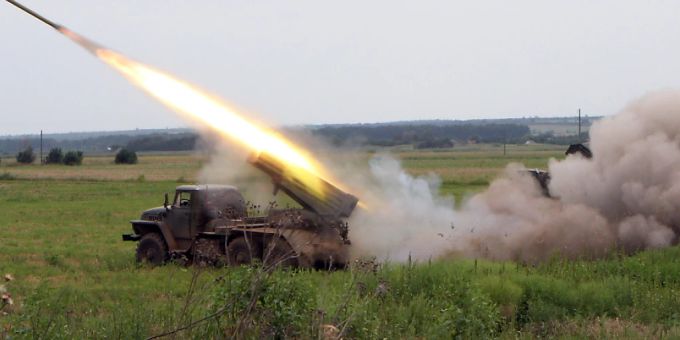 Bei der Verteidigung der Ukraine haben die Streitkräfte auch russische Luftwaffenstützpunkte auf der Krim mit Raketen beschossen. Das gab der Oberbefehlshaber nun zu. Foto: -/ukrin/dpa Bei der Verteidigung der Ukraine haben die Streitkräfte auch russische Luftwaffenstützpunkte auf der Krim mit Raketen beschossen. Das gab der Oberbefehlshaber nun zu. Foto: -/ukrin/dpa