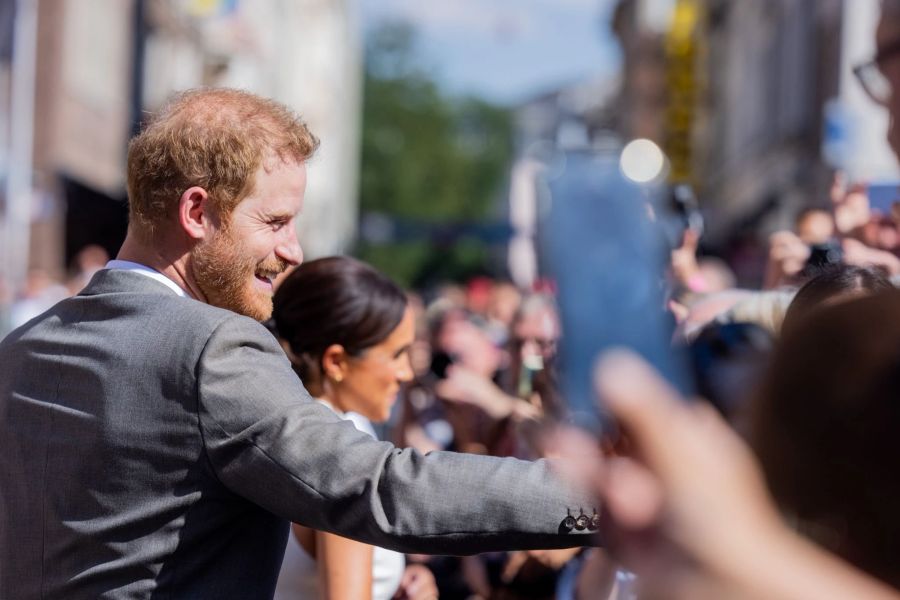 Der britische Prinz Harry (l) in Düsseldorf: Er wirbt für die von ihm gegründeten «Invictus Games»