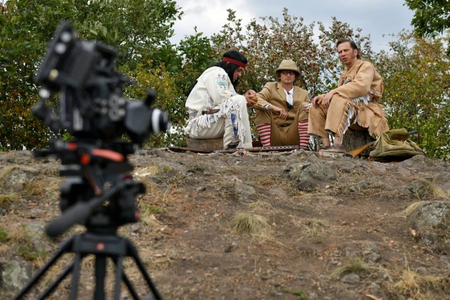 Die Schauspieler der tschechischen Winnetou-Serie sitzen vor einer Kamera.