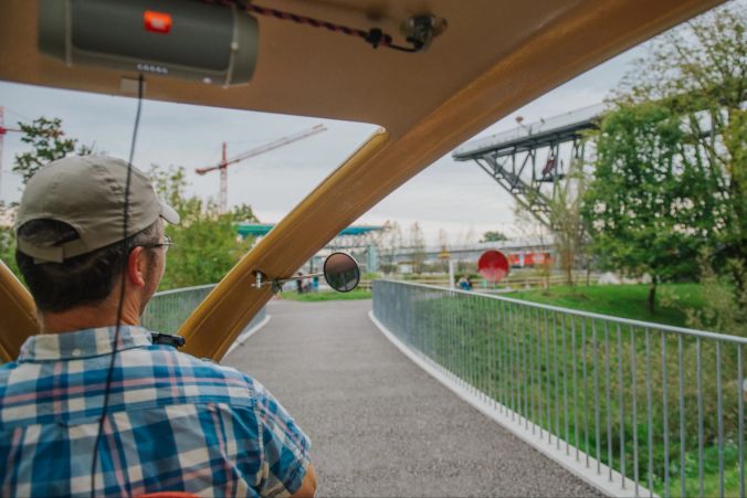 Auch die Nau.ch Reporterin darf einmal eine Runde durch den Park drehen