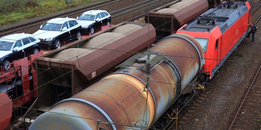 Güterzug mit Kesselwagen. Die Deutsche Bahn will Wasserstoff in Kesselwagen durch Deutschland fahren.