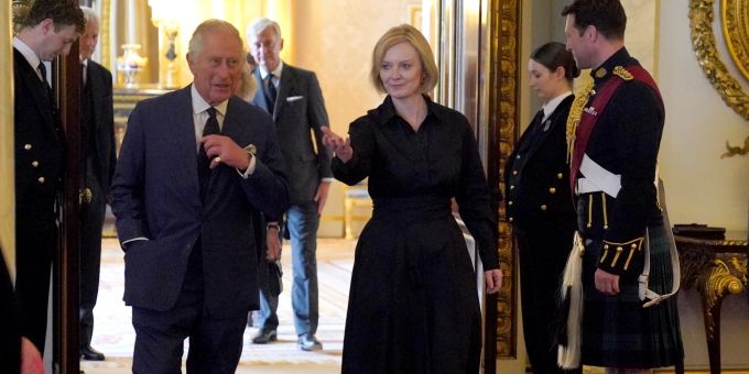 König Charles III. (l) trifft zu einer Audienz mit der britischen Premierministerin Liz Truss. Liz Truss König Charles