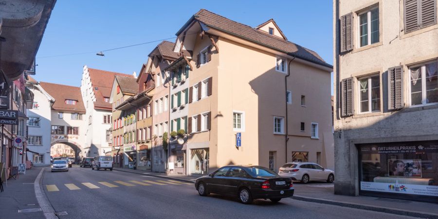 Der Verkehr schlängelt sich durch die enge Altstadt von Mellingen.