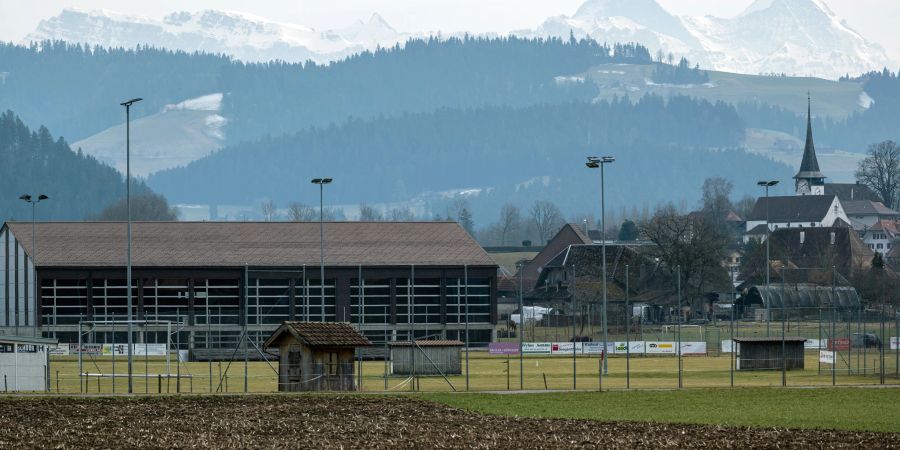 Die Sportanlagen in Zollbrück und im Hintergrund die evangelische Kirche von Lauperswil.