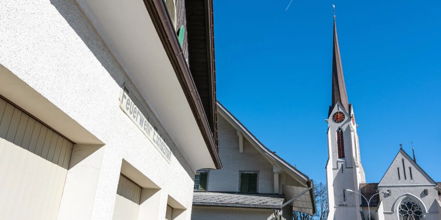 Das Depot der Feuerwehr Escholzmatt. Rechts die katholische Kirche.