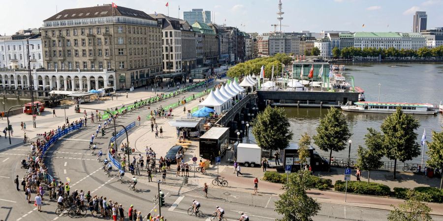 Das Hauptfeld passiert den Jungfernstieg an der Hamburger Binnenalster.