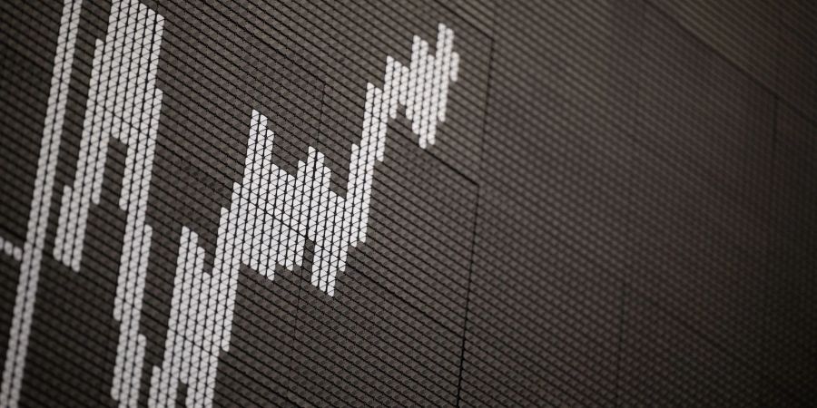 Der Verlauf des Dax wird kurz nach Handelsstart auf der Anzeigetafel in der Frankfurter Börse angezeigt.