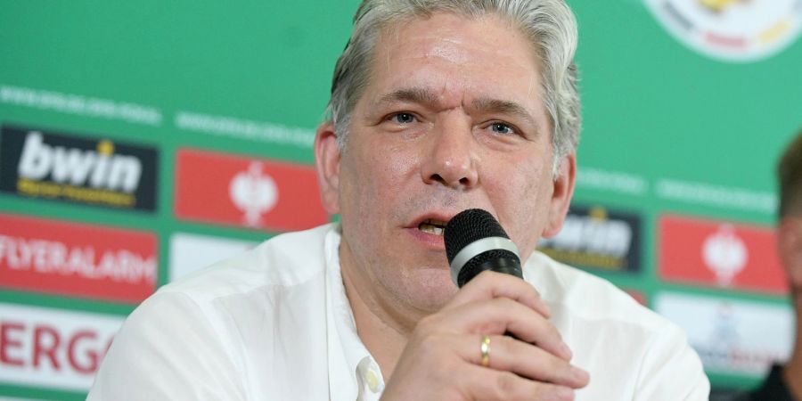 Liborio Mazzagatti, sportlicher Leiter der Teutonia, kritisiert St. Pauli vor dem DFB-Pokalspiel.