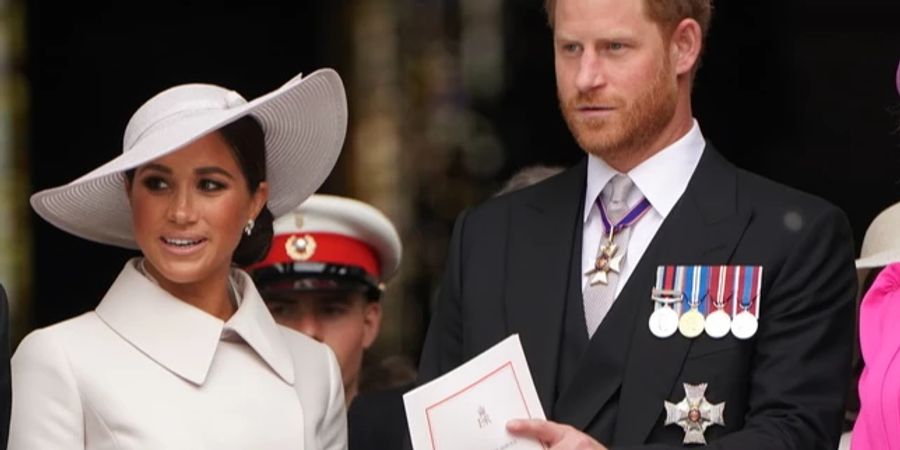 Meghan Markle und Prinz Harry bei der Thronfeier von Queen Elizabeth.