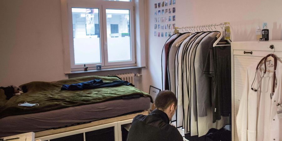 Student in seinem WG-Zimmer in Hannover. Junge Leute erlassen etwas früher das Elternhaus als noch vor zehn Jahren.