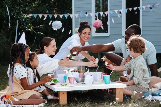 Zeit mit und für Familie – mancher sehnt sich genau danach. Familie Garten Essen Freude