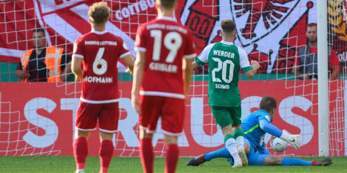 Romano Schmid (2.v.r.) brachte Bremen in Cottbus in Führung. Romano Schmid (2.v.r.) brachte Bremen in Cottbus in Führung.