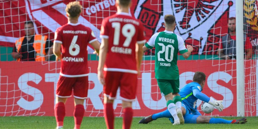 Romano Schmid (2.v.r.) brachte Bremen in Cottbus in Führung.