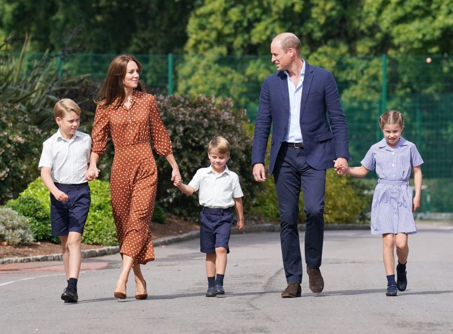 Prinz George (l.), Prinzessin Charlotte (r.) und Prinz Louis (M.) kommen in Begleitung ihrer Eltern zu einem Eingewöhnungsnachmittag an der Lambrook School nahe Ascot.