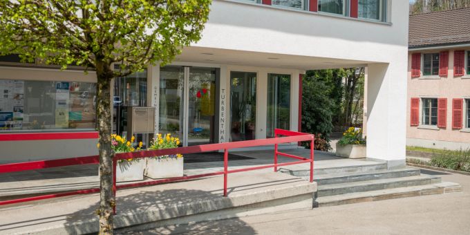 Der Eingangsbereich des Gemeindehauses in Turbenthal. Der Eingangsbereich des Gemeindehauses in Turbenthal.