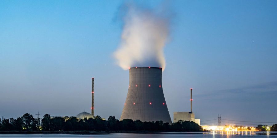 Wasserdampf steigt aus dem Kühltum vom Atomkraftwerk (AKW) Isar 2.