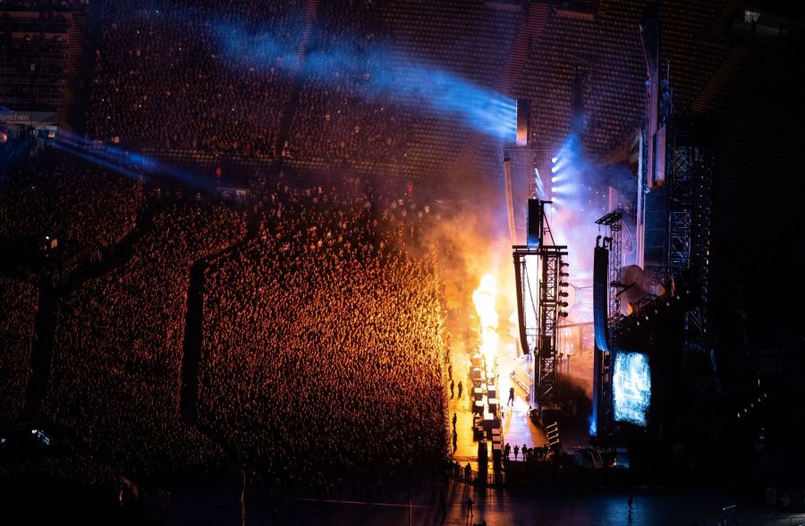 Tausende Zuschauer verfolgen das Konzert der Band Rammstein im Münchner Olympiastadion.