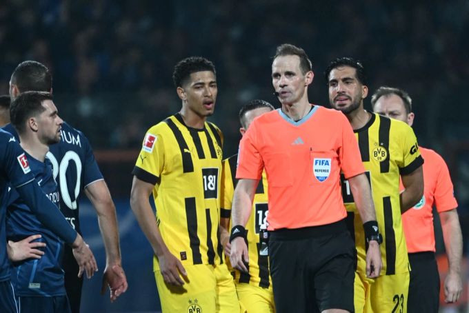 Schiedsrichter Sascha Stegemann sorgt für rote Köpfe beim BVB. bvb