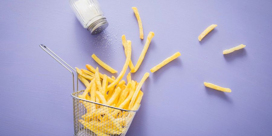 Es muss nicht die klassische Fritteuse sein: Auch in der Heissluftfritteuse werden Pommes knusprig - und das ganz ohne Fett.