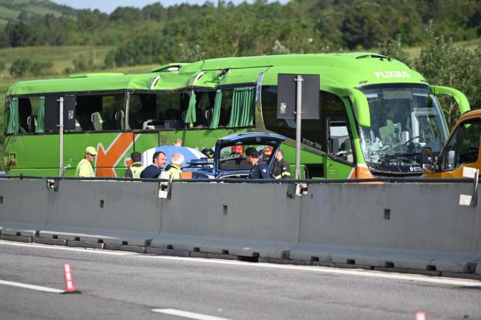 Der Flixbus nach der Bergung. Flixus