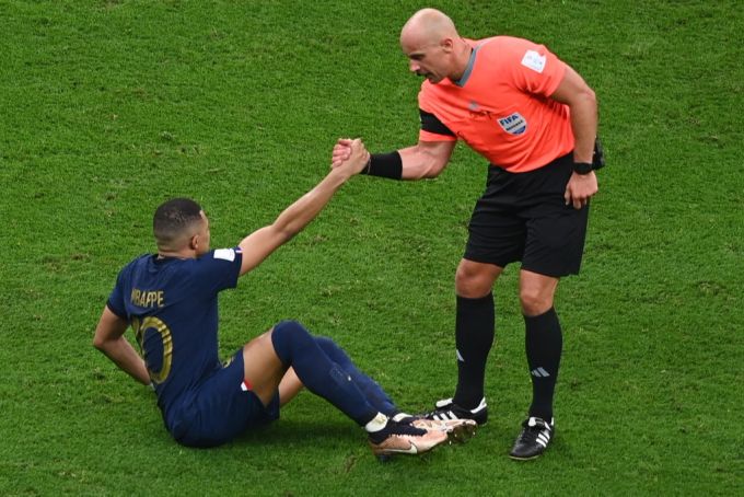Schiri Szymon Marciniak hilft Kylian Mbappé während dem WM-Final in Katar auf die Beine. Szymon Marciniak