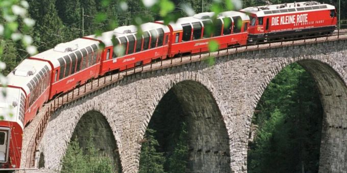 Der Bernina Express der Rhätischen Bahn (RhB) überquert seit 50 Jahren historische Bahnviadukte, wie das Landwasserviadukt im Albulatal. (Archivbild) Rhätischen Bahn