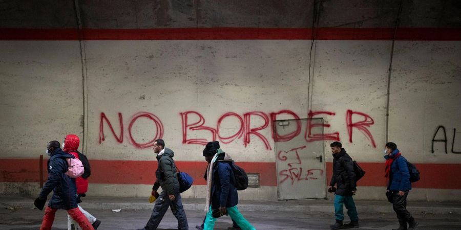 Migranten auf dem Weg von Italien nach Frankreich (Archivbild).