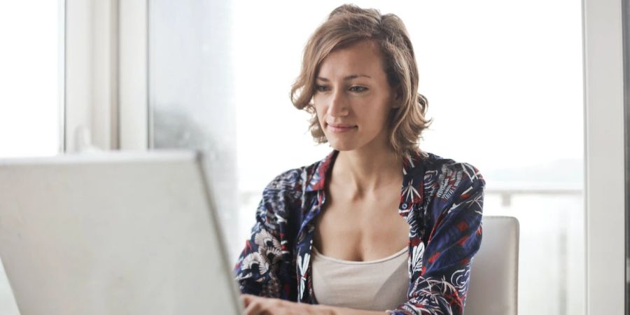 Frau am Laptop