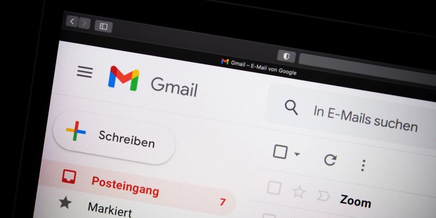 Die gute alte E-Mail gibt es noch: Die meisten Internetnutzer und -nutzerinnen haben ein Postfach und bekommen dort auch täglich einige Nachrichten.