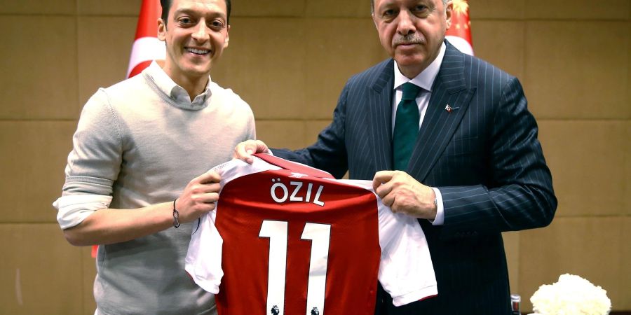 Mesut Özil und Recep Tayyip Erdogan am 14.05.2018. Der Fussballer hat erneut ein Foto mit dem wiedergewählten türkischen Präsidenten geteilt.