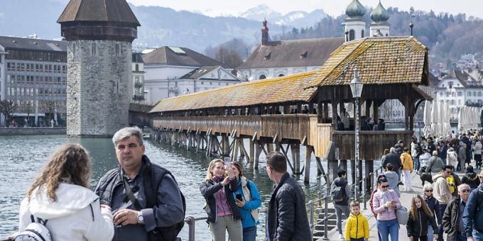 Zahlreiche Tagestouristen geniessen einen Frühlingstag an der Reuss in der Altstadt von Luzern. (KEYSTONE/Urs Flueeler) Schweizer Hotels