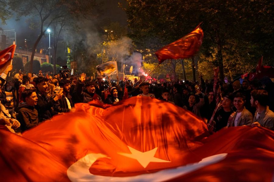 Anhänger des türkischen Präsidenten Erdogan jubeln vor dem Sitz der AKP in Istanbul. Khalil Hamra/AP/dpa