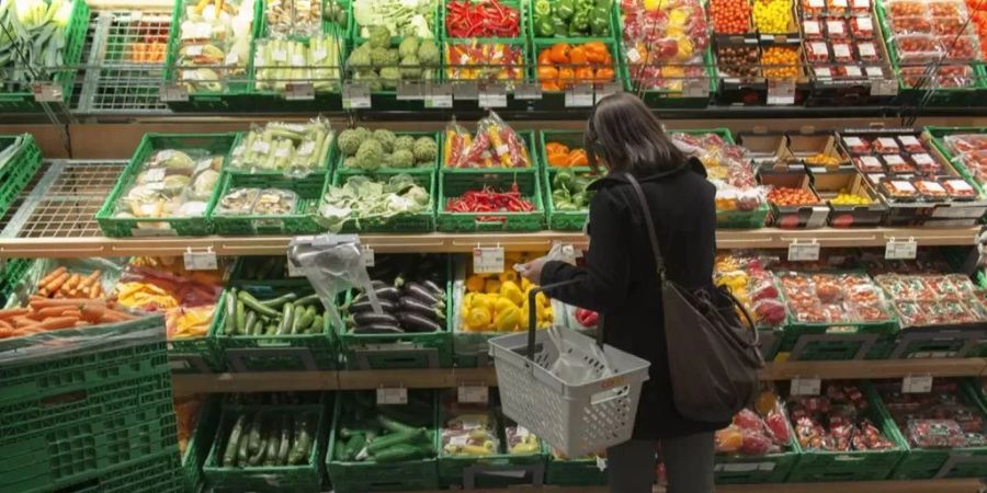 Gemüse und Obst muss man meist wägen. Ohne Blätter und überflüssige Stiele wird das ein paar Rappen günstiger.