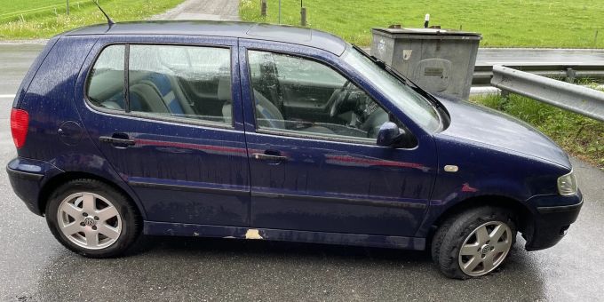 Mastrils: Beschädigtes Auto abgestellt Beschädigtes Auto abgestellt