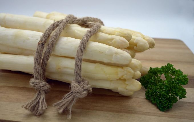 Im vergangenen Jahr wurden in der Schweiz 856 Tonnen Spargeln geerntet. (Symbolbild) Spargel