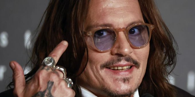 Johnny Depp schockiert bei seinem Auftritt am Cannes-Filmfestival mit verfaulten Zähnen. johnny depp