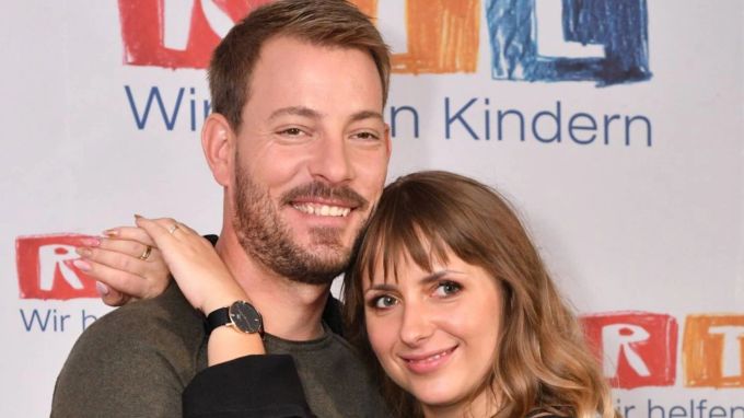 2017 lernten sie sich bei «Bauer sucht Frau» kennen. Inzwischen haben Gerald und Anna Heiser zwei Kinder. Ihr Leben auf der Farm in Namibia bringt immer wieder neue Herausforderungen. Gerald und Anna Heiser
