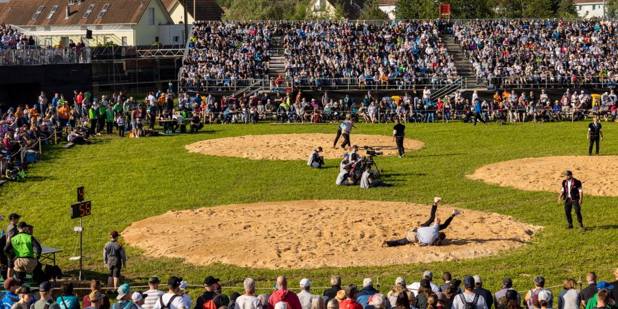 Die Schwingfest Arena am Kirchberger Schwingen wird von zahlreichen Besuchenden umzingelt.