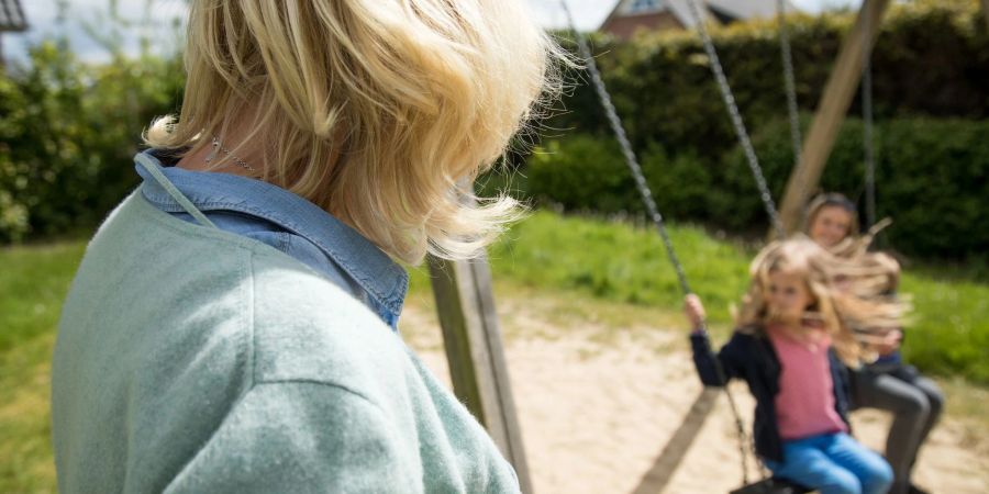 Mit den Kindern unbeschwert durch den Alltag? Gezielte Vorsorgemassnahmen können dabei helfen.