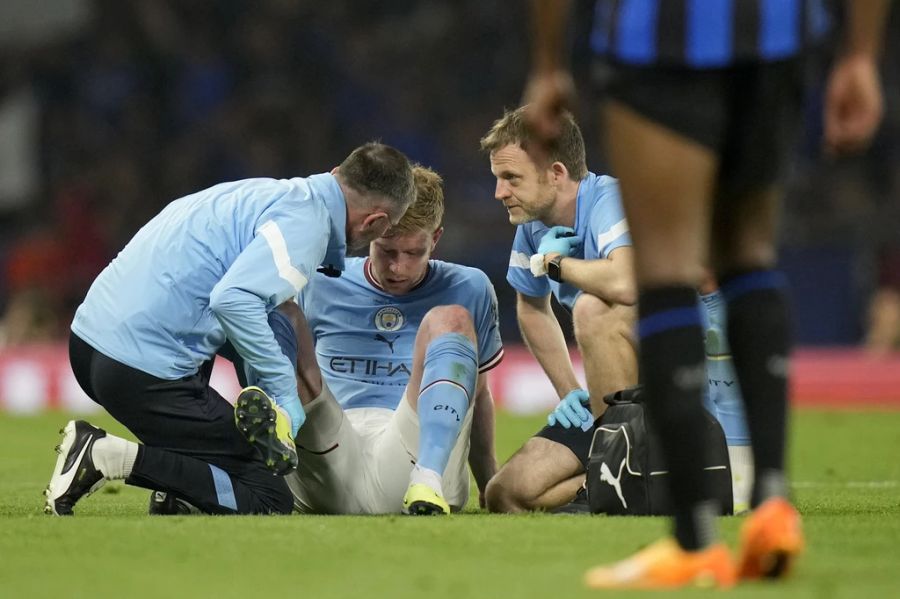 Schock nach etwas mehr als einer halben Stunde für Manchester City: Superstar Kevin De Bruyne muss sich behandeln lassen.