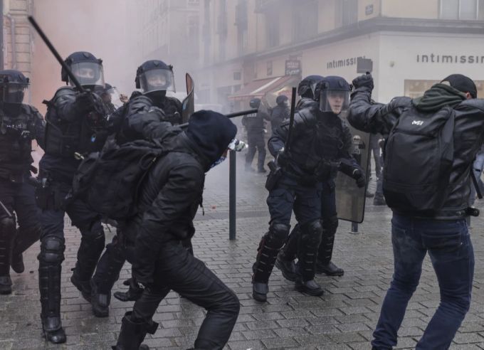 Die Polizei hat bei den Rentenprotesten alle Hände voll zu tun. Rennes