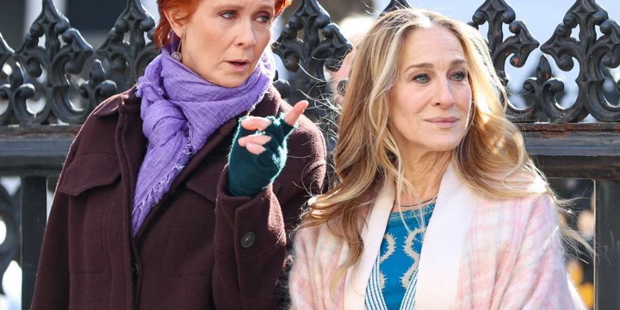 Sarah Jessica Parker (alias Carrie Bradshaw, r.) und Cynthia Nixon (alias Miranda Hobbes) am Set von «And Just Like That ...». Die zweite Staffel der Serie ist offenbar abgedreht.